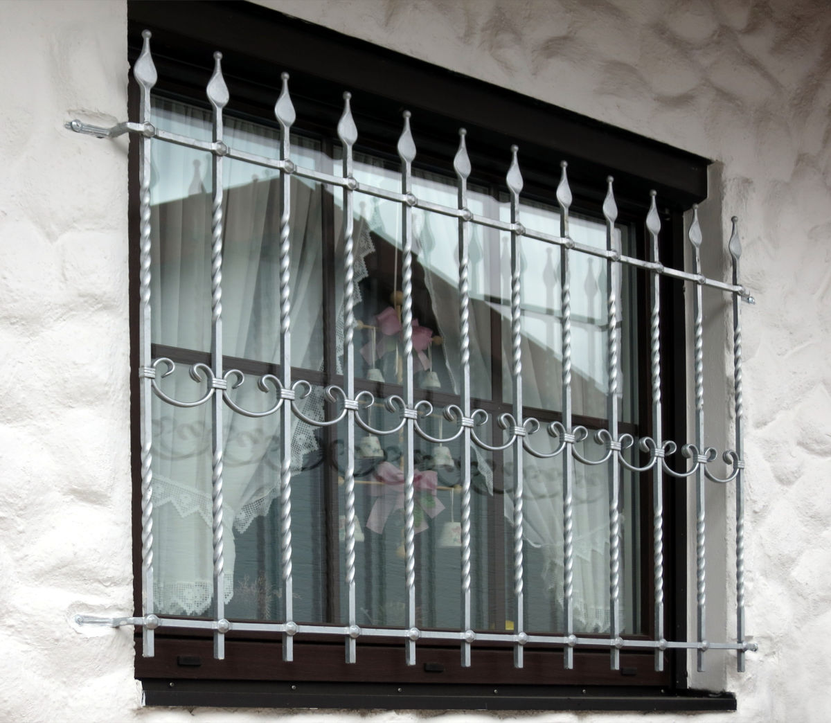Verzinkte Fenstergitter - widerstandsfähiger Schutz für Ihre Fenster