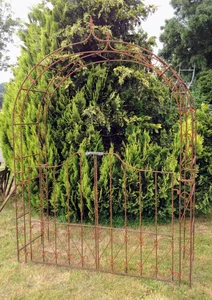 Breiter Rosenbogen mit Tor - Rost-Ausführung für Rosen und Clematis