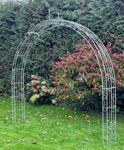 Rosenbogen als dekoratives Element in der Gartengestaltung