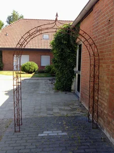 Massiver Rosenbogen in Rostoptik - natürliches Design für Kletterpflanzen