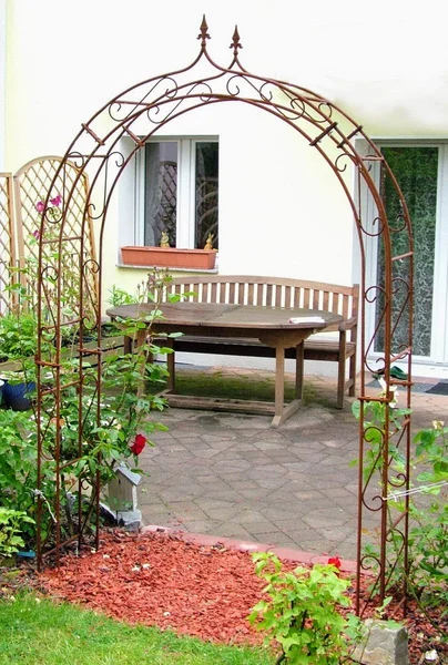 Massiver Rosenbogen aus Schmiedeeisen – stabile Rankhilfe & Gartendekoration