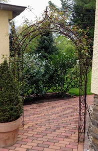 Rosenbogen aus Schmiedeeisen in Rost-Optik – Rankhilfe für den Naturgarten